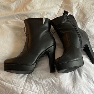 NEW- Elegant Black Ankle Boots